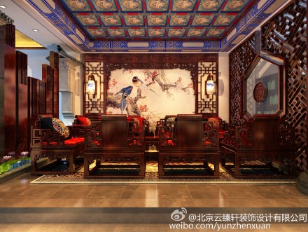 茶樓的大廳擺放了幾把太師椅