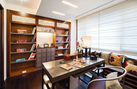 一個書房里面比配的書柜、書桌、沙發