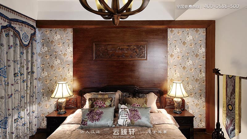 臥室中央擺放的古典、雅致的木花格墻飾