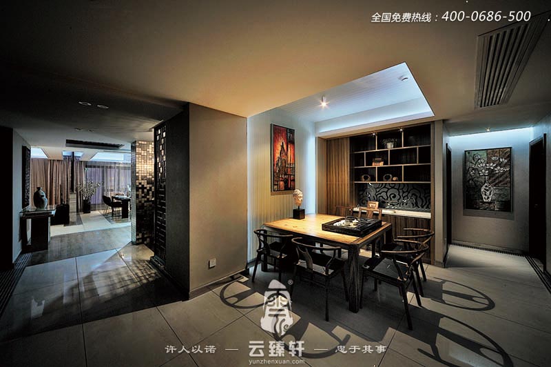 整個中式精品住宅的設(shè)計裝修效果都是以黑色調(diào)為主，此茶室是在公共空間的一處設(shè)置的