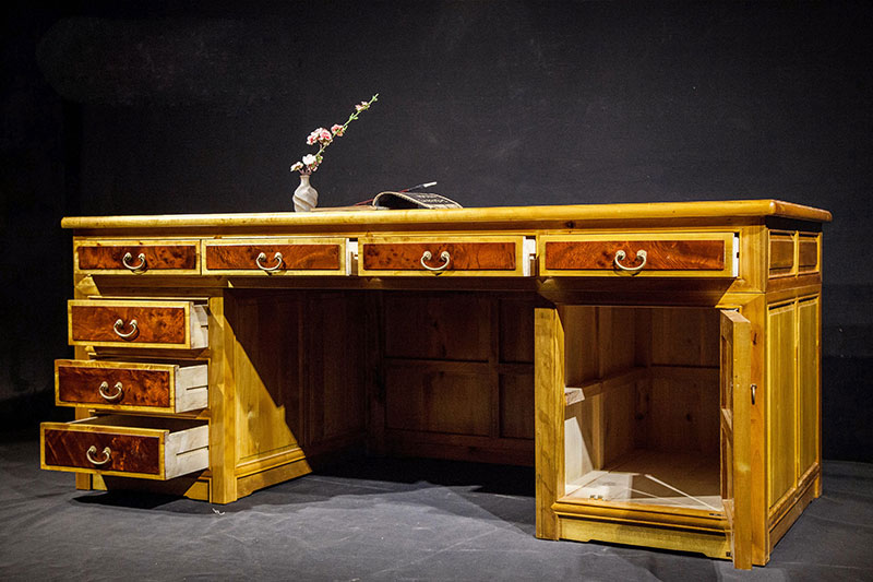 金絲楠榫卯結(jié)構(gòu)辦公桌